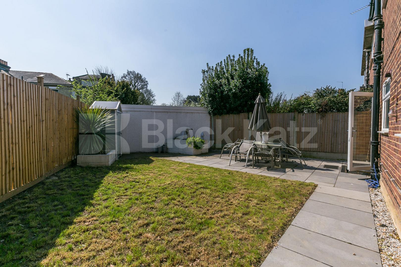 Stunning ground floor 2 bedroom property to rent with driveway for 2 cars Uplands Park Road, Enfield 